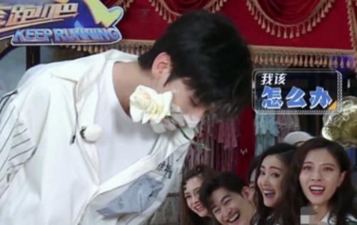 蔡徐坤节目上用嘴叼袜子,谁注意他扭头后的小举动嫌不嫌弃太明显