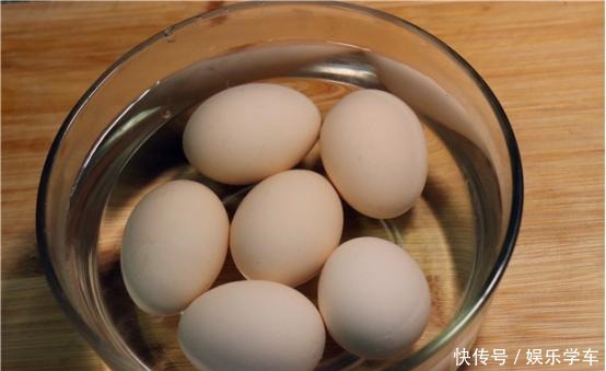 煮鸡蛋不要只用清水,多加这一步,蛋壳一碰就掉,蛋黄鲜嫩营养好!