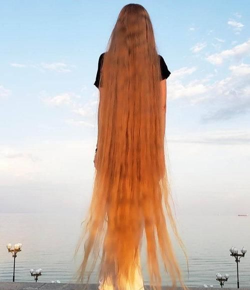 这个女孩从5岁以后就不再剪头发了,这是29年后的结果,真漂亮