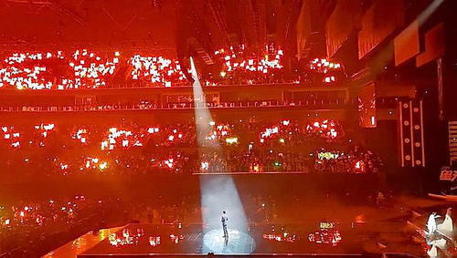 高素质|零互动？肖战王一博台上偷互瞄下台悄悄注视，虾姐表现更显高素质