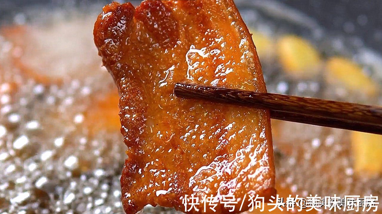 没有烤箱也能做的香酥五花肉，咬一口酥得掉渣，麻辣好吃不油腻