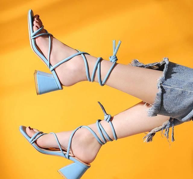 缠绕玉足的温柔,绑带凉鞋打造浪漫夏日时光