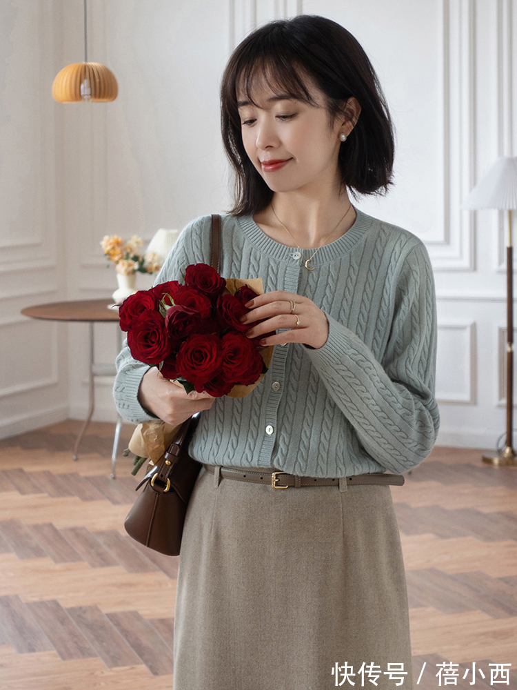 穿搭 今年火了一种穿搭,叫“针织衫+半身裙”,不仅知性而且超有气质