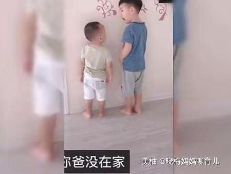 淘气鬼|兄弟俩不小心弄碎香水,被妈妈罚站,哥俩的对话,却让妈妈笑坏了
