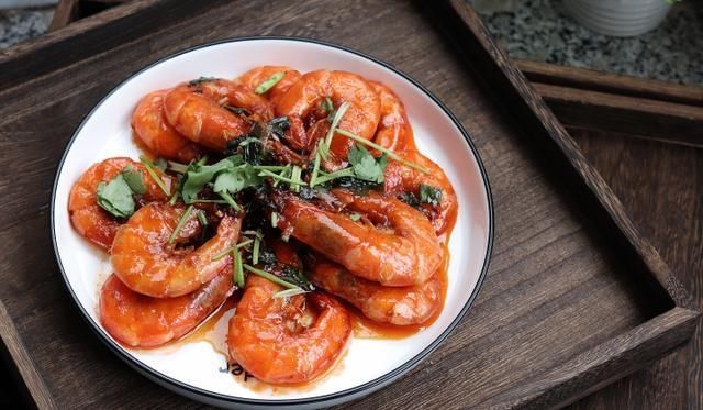  大虾除了煮着吃，还有一道经典做法，春节家宴露一手，全家都爱