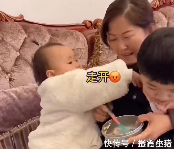 家长|外孙女不好好吃饭,外婆想到这个方法获高赞,网友:这招超好用!