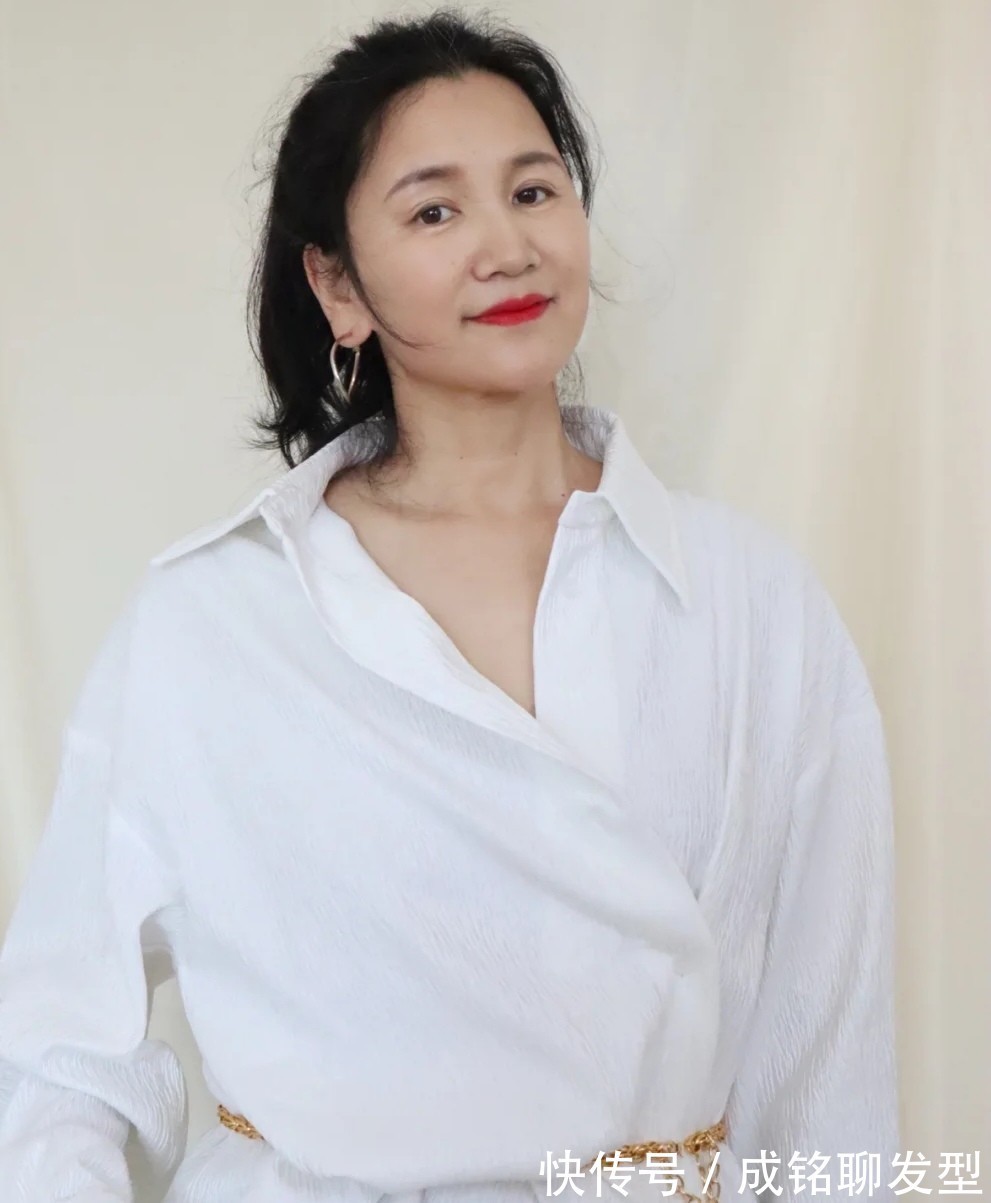 博主|五十岁的妈妈也可以美得高级！学大龄博主的穿搭法，显年轻又吸睛