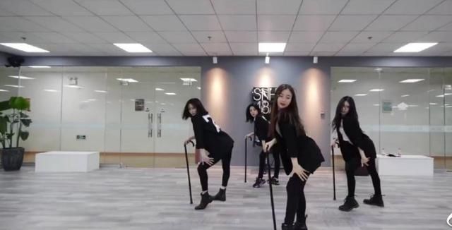 《青你》首播蔡徐坤超圈粉，当场回应自己黑料，眼光毒辣评分客观