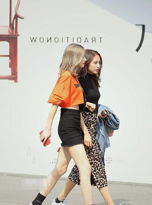 路人街拍,靓女黑色T恤搭配白色裤子,衬托好身材