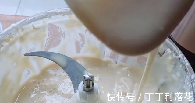电饭煲|原来做电饭锅蛋糕这么简单，不用打发蛋清，简单易学，看完你也会！
