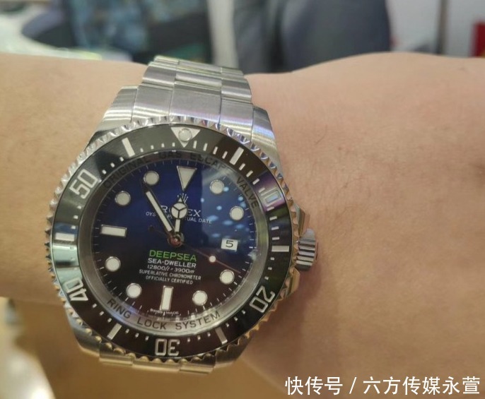 劳力士|健身男独爱沛纳海和劳力士,解毒劳力士渐变鬼王潜水表