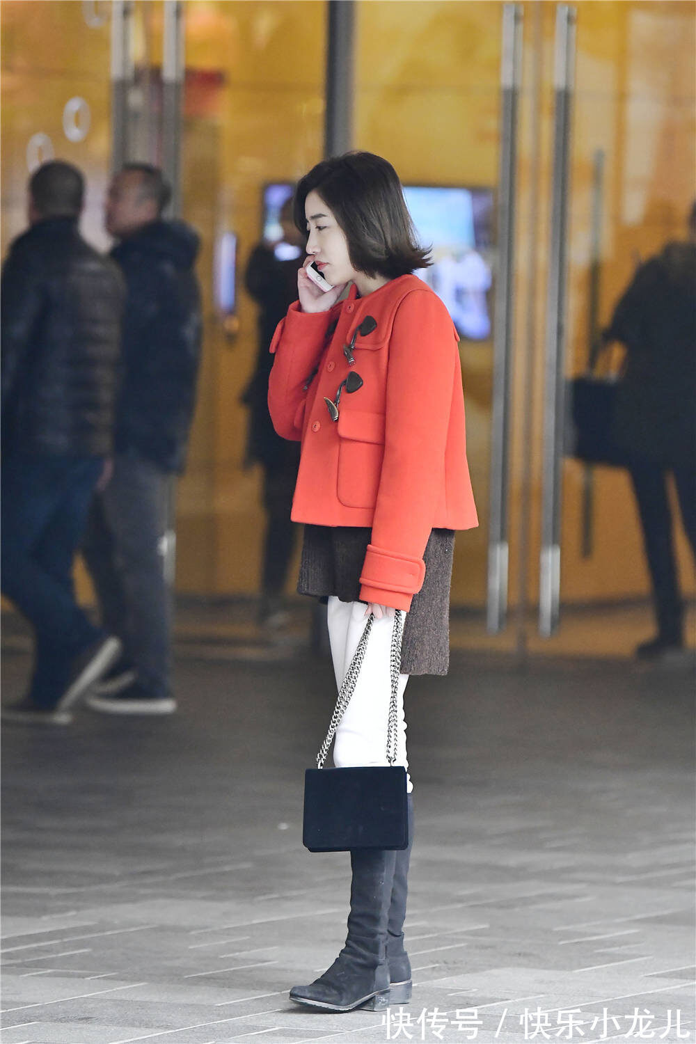 搭配 白色长裤搭配黑色长靴,对比色的穿搭,时尚又精致