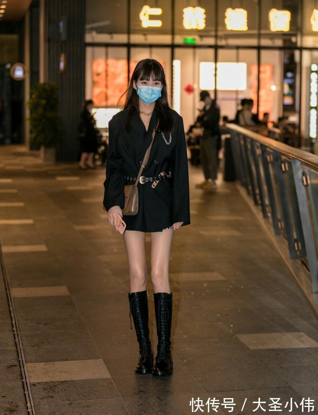 长靴|美女街拍:光腿袜虽然很潮流,但是搭配也要讲究,选对鞋子让人更漂亮