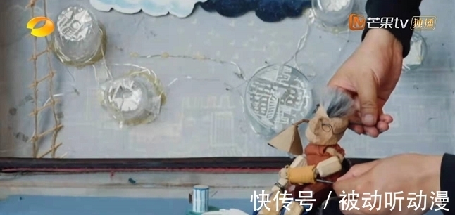 刘晓邑|《向往的生活》:刘晓邑搭档小黑表演木偶戏,也太治愈了吧