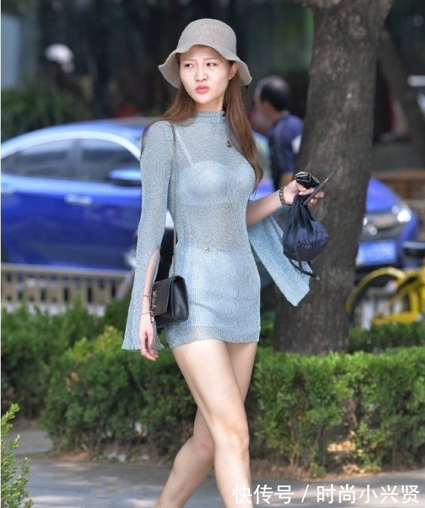 风格|下班路上的小姐姐,半透明裙子很有淑女气质,缺点在于鞋子