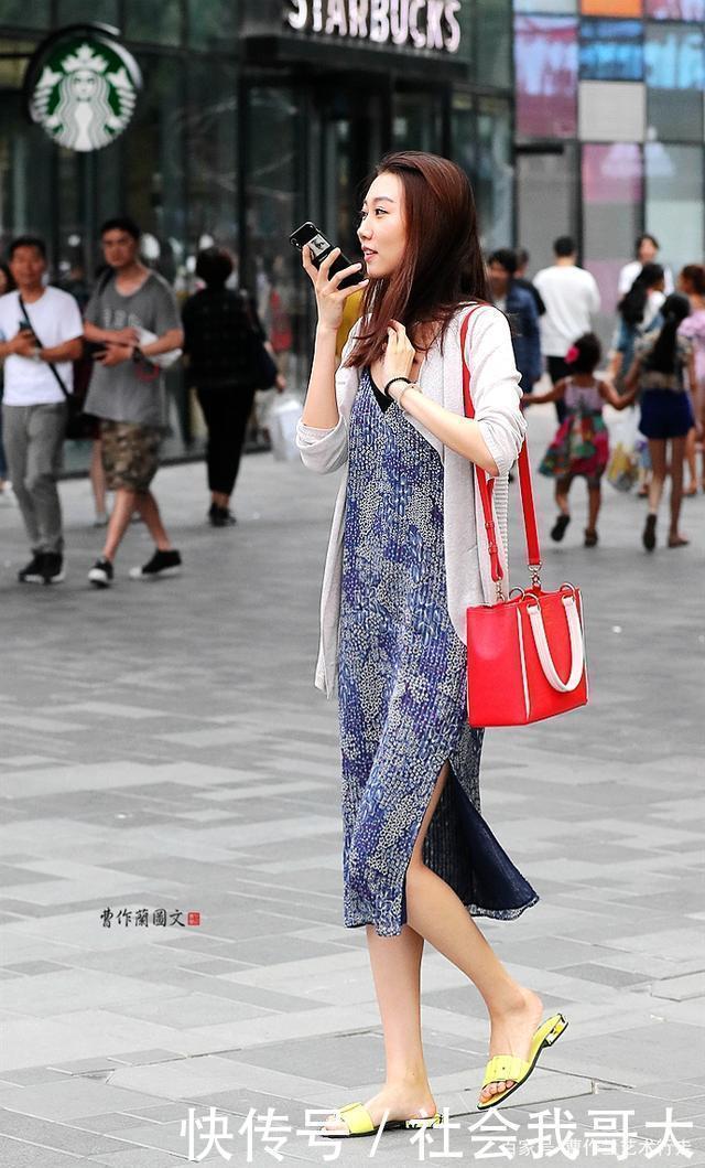 横带|时尚就是发现美,美女穿着浴室拖鞋逛街,眼睛里有独到的美