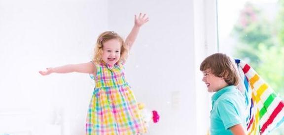 姐弟|弟弟被姐姐打哭,一边告状一边护着姐姐,画面太暖感动众人