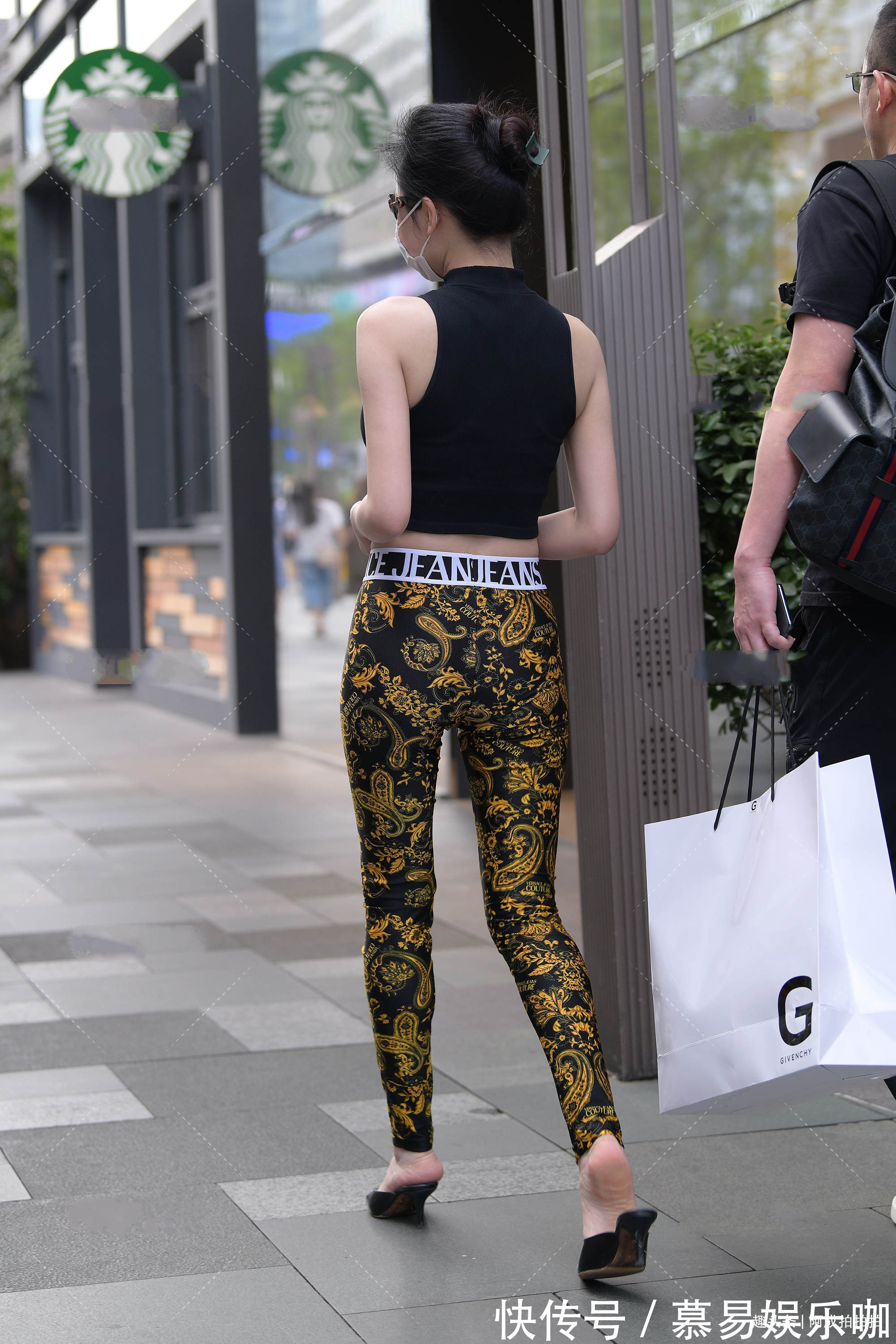 花色 黑色半高领上衣搭配花纹修身裤,设计精美,时尚感十足