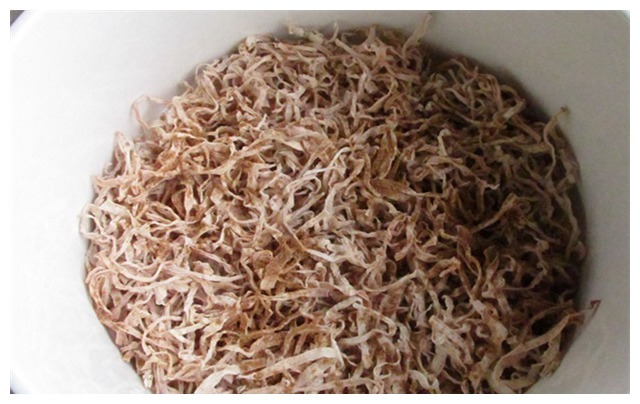 其貌不扬的芥菜疙瘩，只需撒上盐和五香粉，其它的就交给时间了！