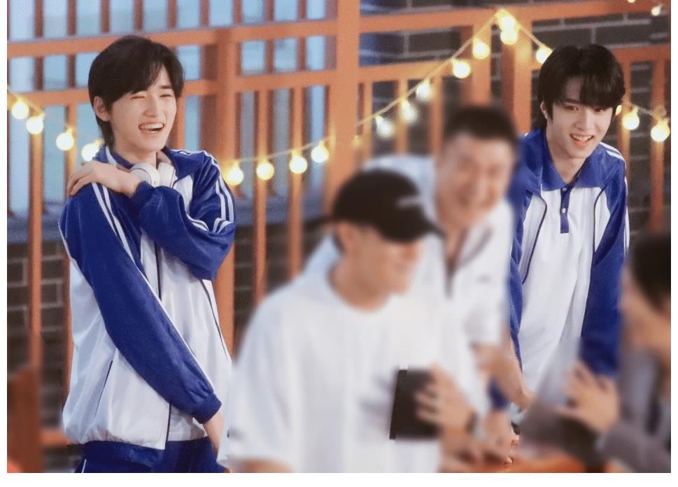 养眼|《萌探》最新路透,以为宋亚轩够养眼,却被穿校服的刘耀文帅迷糊