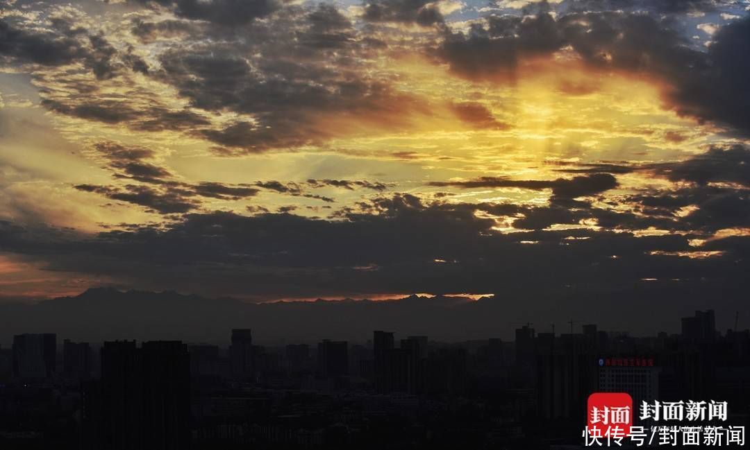 图集|早晨朝霞日出 傍晚霞光映西山 今天的成都从早到晚美如画 | 封面新闻