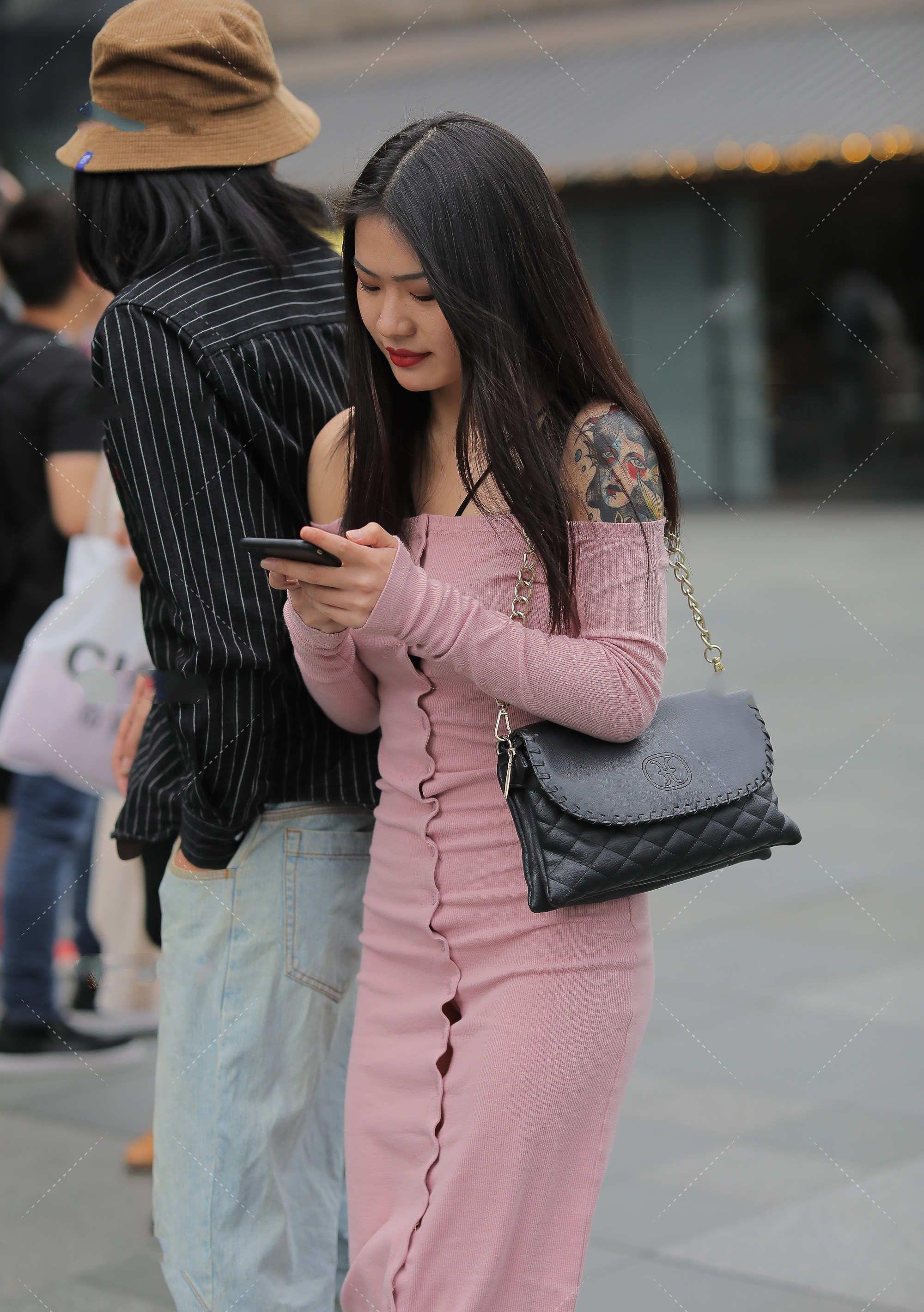 妩媚|粉色一字领修身裙,尽显成熟气质,妩媚动人,时尚大气