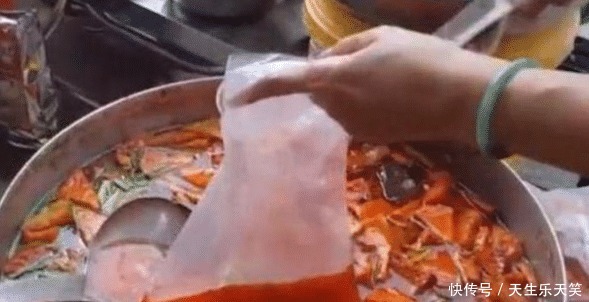 大妈|大妈街边卖良心汤,10元管喝饱,食客冲着汤的食材来的