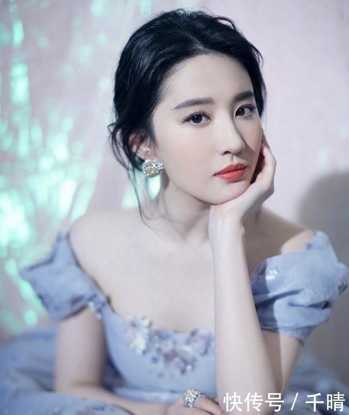 刘亦菲|天生“带妆脸”的女生,多半都有4个特征,素颜状态照样美!