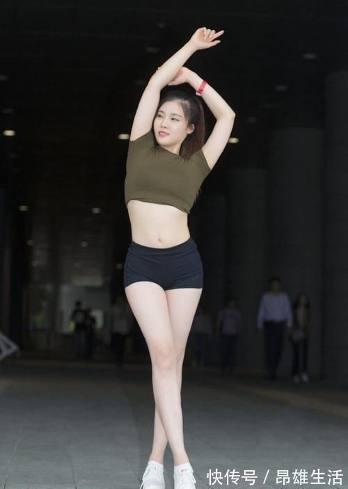 模特 这才是标准的“肤白貌美”,穿军绿色上衣,白到发光发亮吧