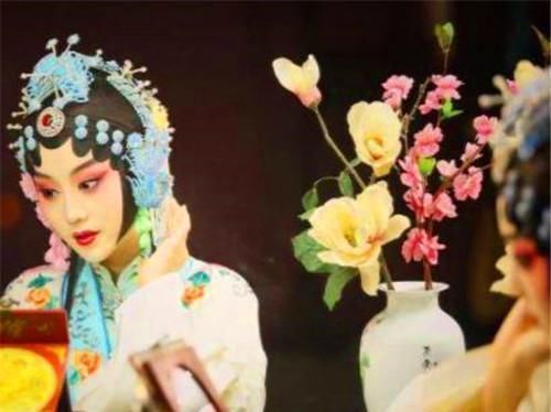 满天飞|她让无数男子痴迷,每天的情书满天飞,百年后才知她是男儿身