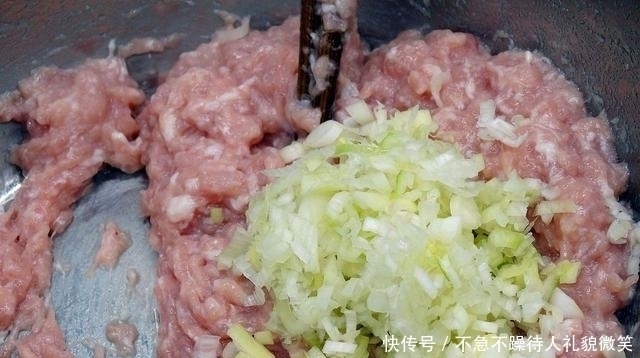 饺子馅不能放生油怎么办?饺子店主教你3招,调出来的饺子馅香喷喷