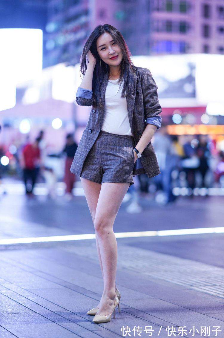 女生 时尚女生的美,总是那么的美丽又清新,呈现出时尚又摩登的气息