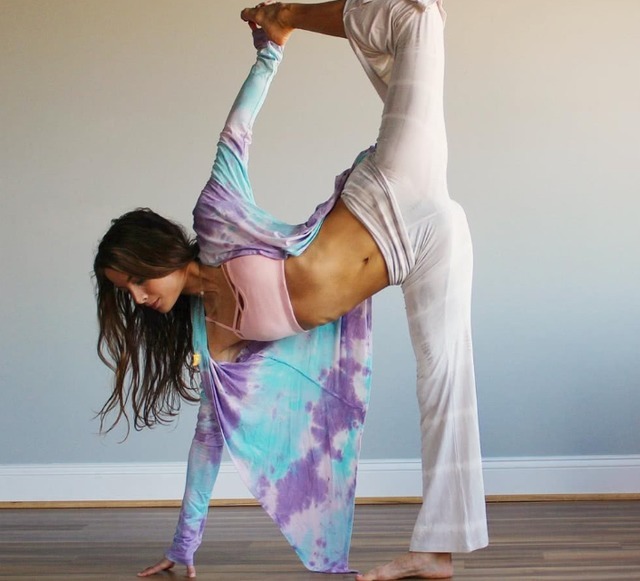 右手|马甲线其实很难练,试试这几个瑜伽体式,练出小蛮腰不是问题