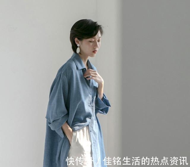 高级感 “雾霾蓝”可显高级感了,照着这3点穿搭思路,显白又显质感!