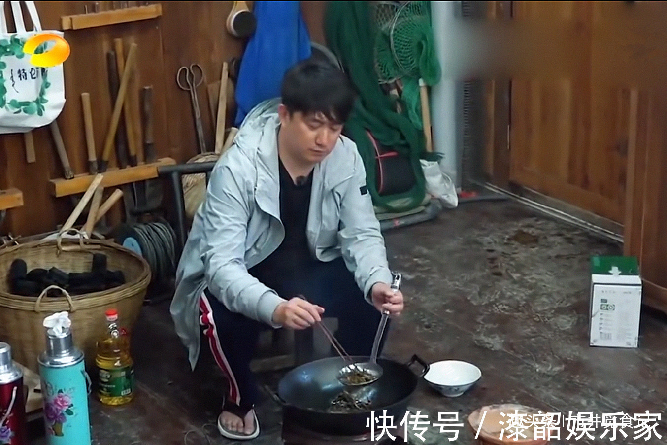 做葱油拌面,少用一味料,难怪不好吃,跟着黄磊做,吃的停不下来