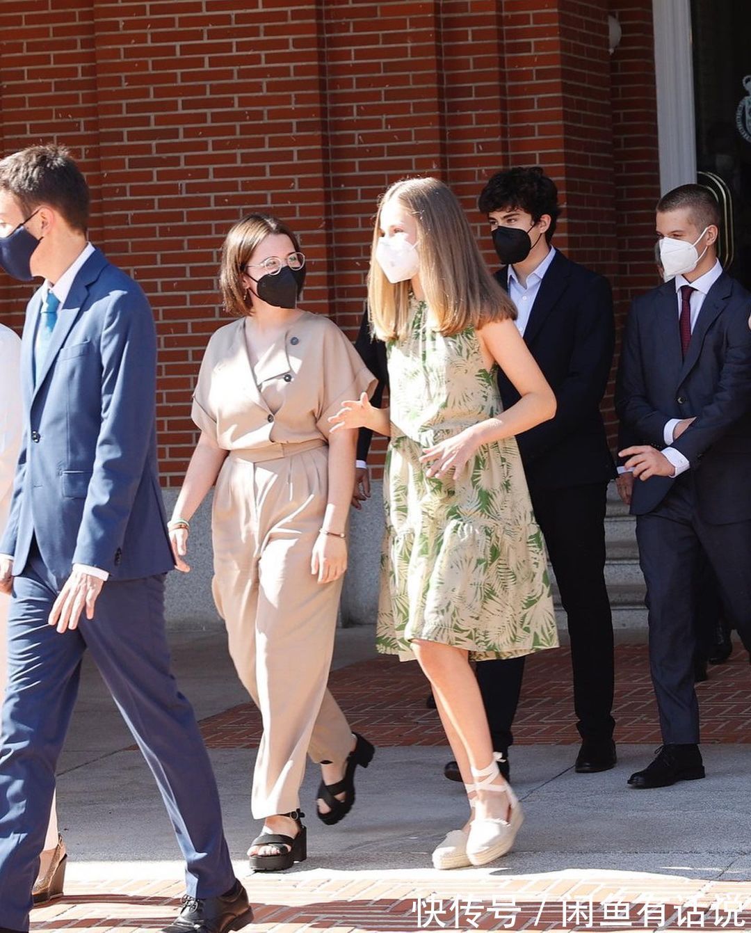 莱昂诺尔 西班牙大公主模样变成熟,15岁就穿紧身裙配高跟鞋,身高赶超妈妈