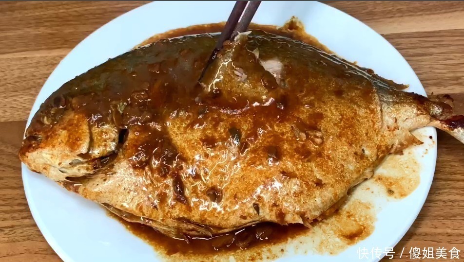 鱼皮|煎鱼时，直接下油锅是错误的，掌握2个技巧，鱼皮不破不粘锅