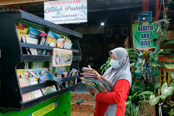 central$阅读环保两不误：印尼一图书馆推出“垃圾换书”服务 Your trash for our books: Indonesian library creates literacy from litter