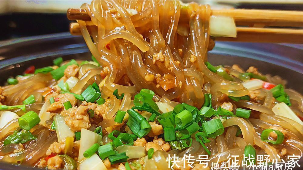 家常菜肉末粉条，鲜香酸辣，特别开胃，我们家冬天常吃