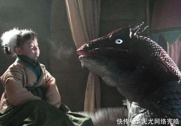 猪八戒|《西游记》这个地方的凡人最奇葩,妖怪吃人都不怕,还躲着偷看