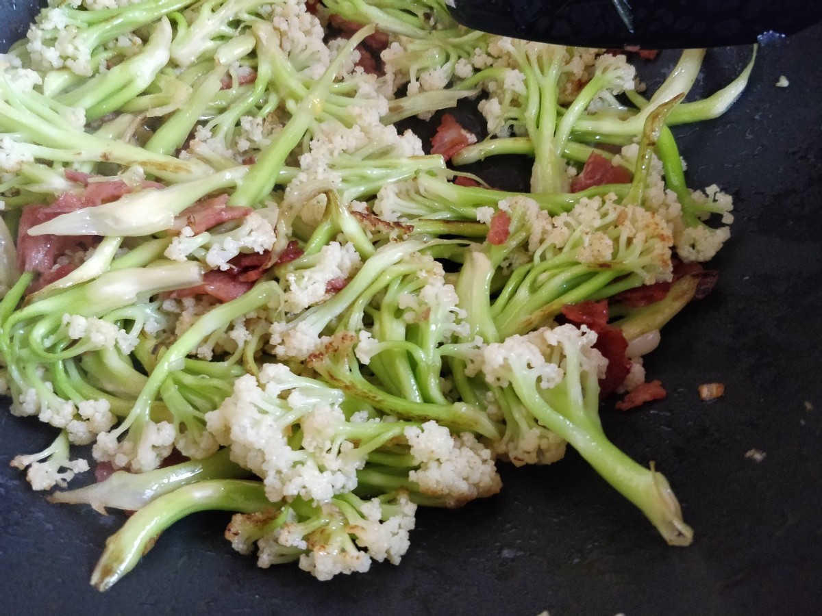 干煸菜花这样做,焦香爽脆还入味,吃一次就上瘾