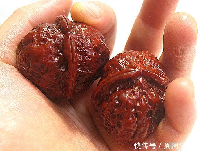 盘玩核桃之|文玩核桃快速包浆,清爽通透的秘诀是什么?盘玩时不洗手