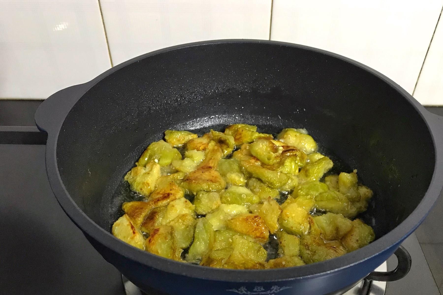 白砂糖|糖醋茄子好吃有诀窍，学会这做法，酸甜酥脆不油腻，比排骨还香