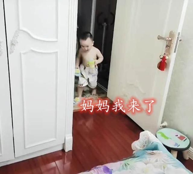 儿子|骗人生儿子系列,宝妈在家遇蟑螂,娃一手拿奶瓶一手拿拖鞋帮忙
