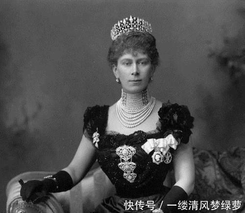 珠宝|她是世上珠宝最多的王后，一颗珍珠值2亿，让英国女王都眼红不已