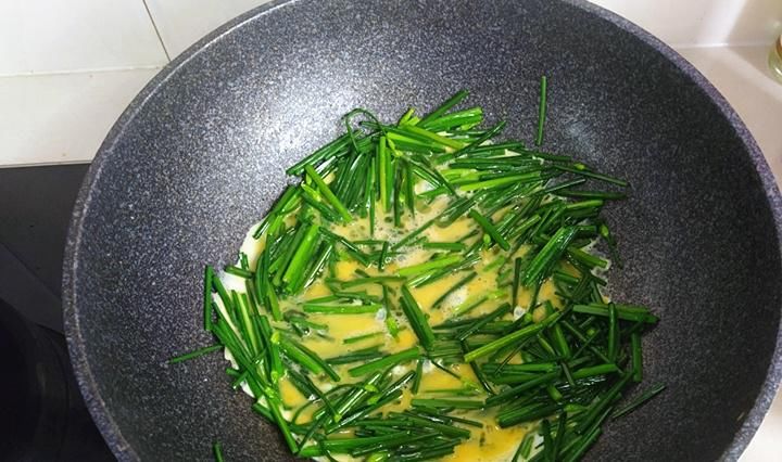 楼道|7月就要吃这菜，鲜嫩清脆，简单一炒，香味飘满楼道，邻居都说香