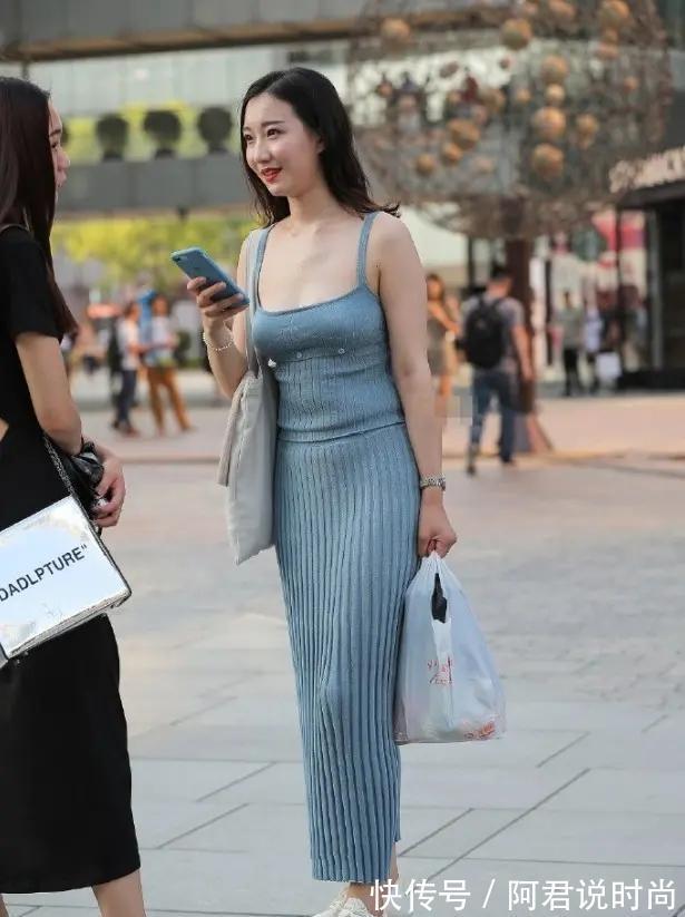 装扮|上身柔软舒适的连衣裙装扮，穿出优雅浪漫的气息，才不尴尬