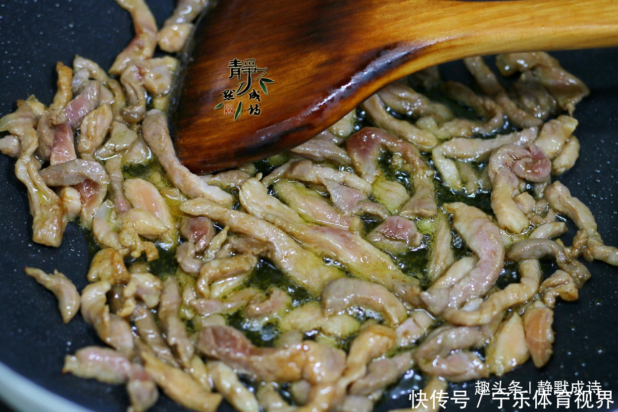 吃法|别只会做糊塌子了,西葫芦换个吃法,几分钟上桌,分分钟光盘