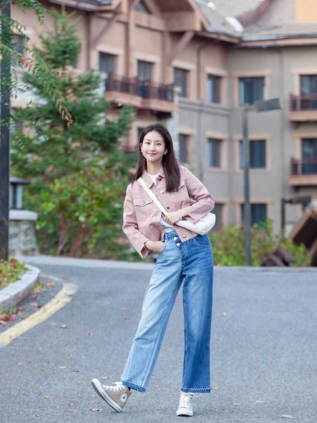 一眼万年 早春就流行穿“牛仔外套”,时髦减龄还不挑人,谁穿都好看