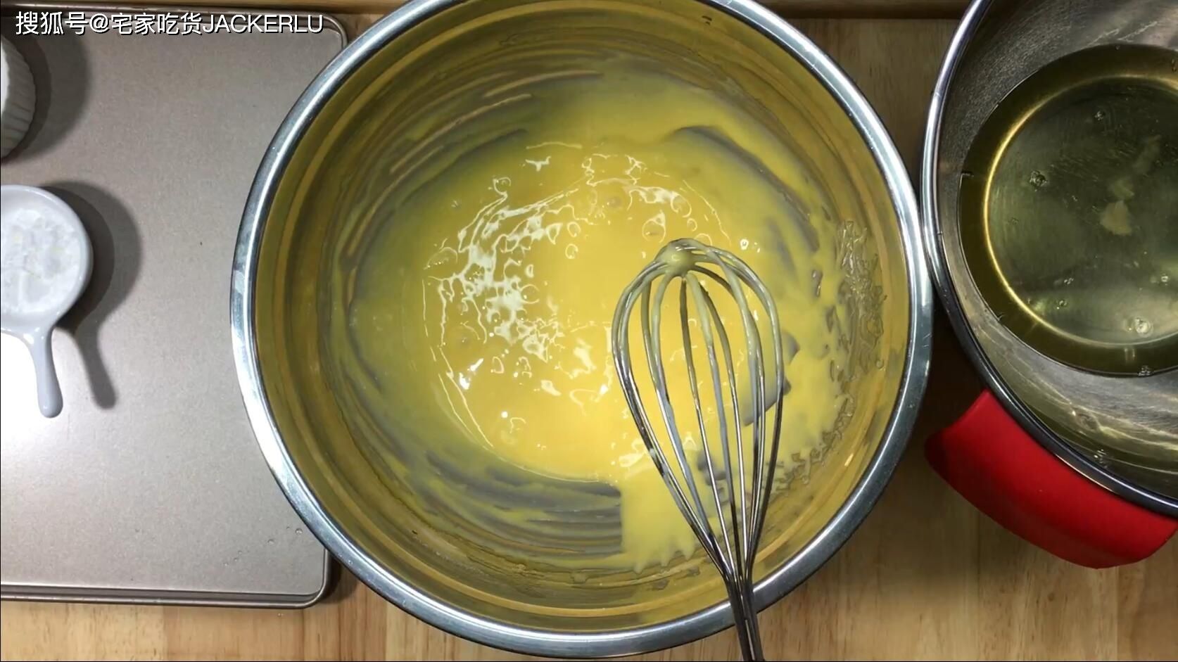 炼乳纸杯蛋糕，小巧可爱，奶香浓郁，口感细腻，制作简单，一次成功。